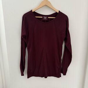 Athleta Perforated Workout Long Sleeved Tee Shirt Maroon Burgundy M Pullover